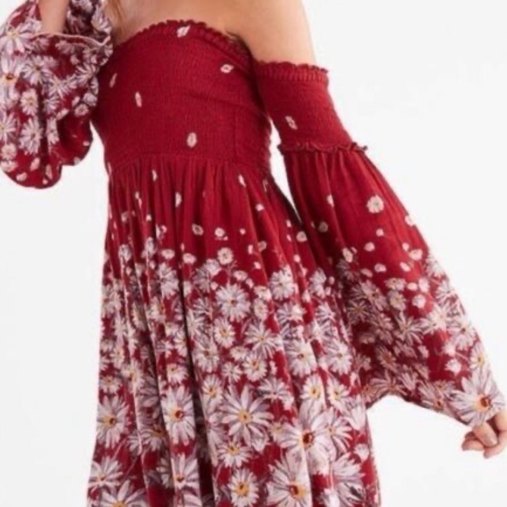 Urban Outfitters Ecote Red Off The Shoulder
Smocked Daisy Floral Dress Size XS